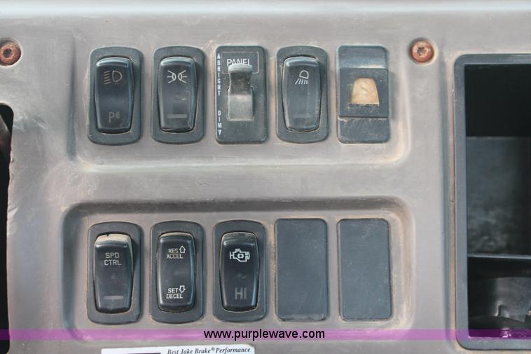 image for item I7911 2000 Mack CH613 MaxiCruise semi truck