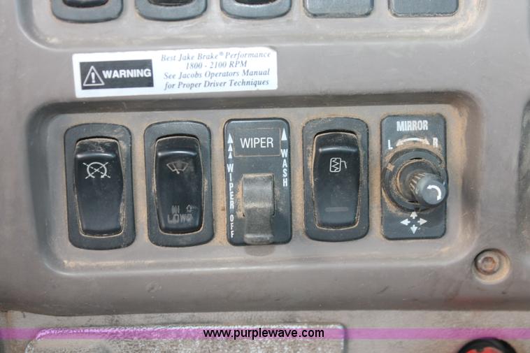 image for item I7911 2000 Mack CH613 MaxiCruise semi truck