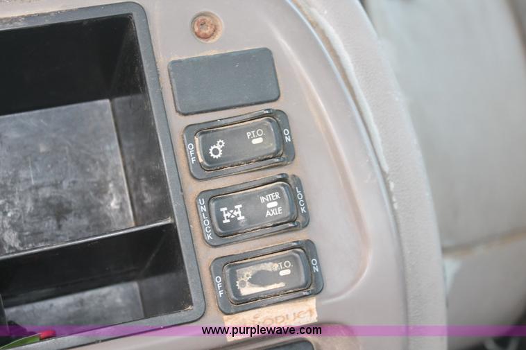 image for item I7911 2000 Mack CH613 MaxiCruise semi truck