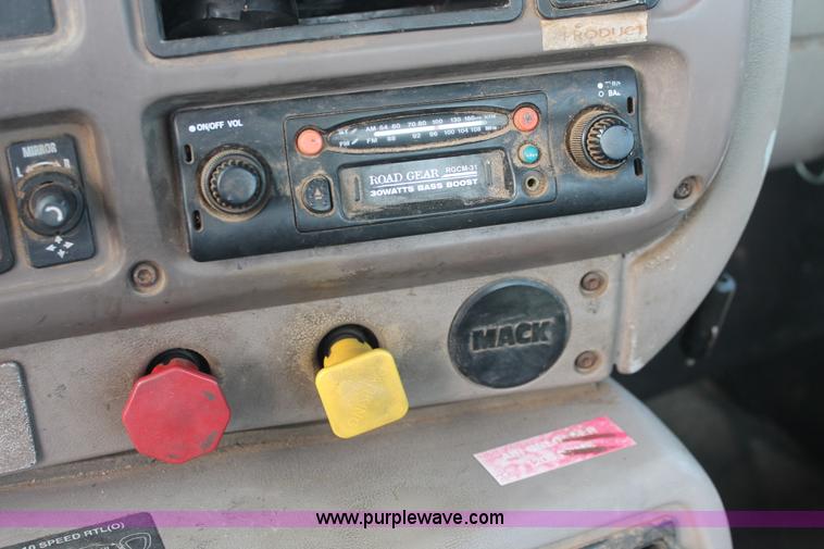 image for item I7911 2000 Mack CH613 MaxiCruise semi truck