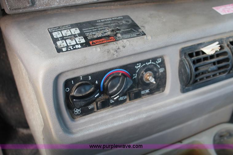 image for item I7911 2000 Mack CH613 MaxiCruise semi truck