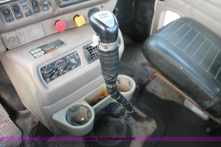 image for item I7911 2000 Mack CH613 MaxiCruise semi truck