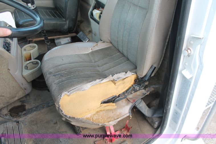 image for item I7911 2000 Mack CH613 MaxiCruise semi truck