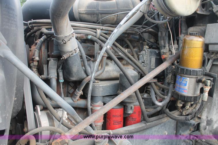 image for item I7911 2000 Mack CH613 MaxiCruise semi truck