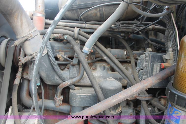 image for item I7911 2000 Mack CH613 MaxiCruise semi truck