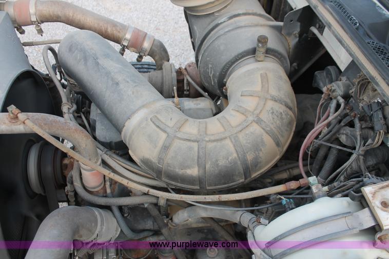 image for item I7911 2000 Mack CH613 MaxiCruise semi truck