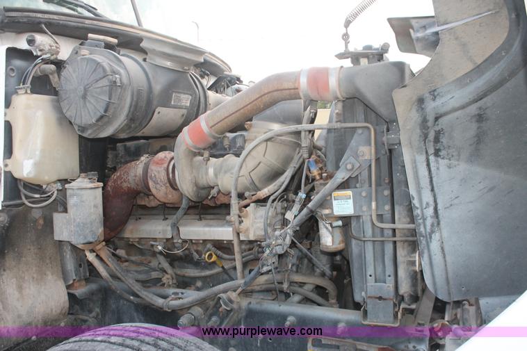 image for item I7911 2000 Mack CH613 MaxiCruise semi truck