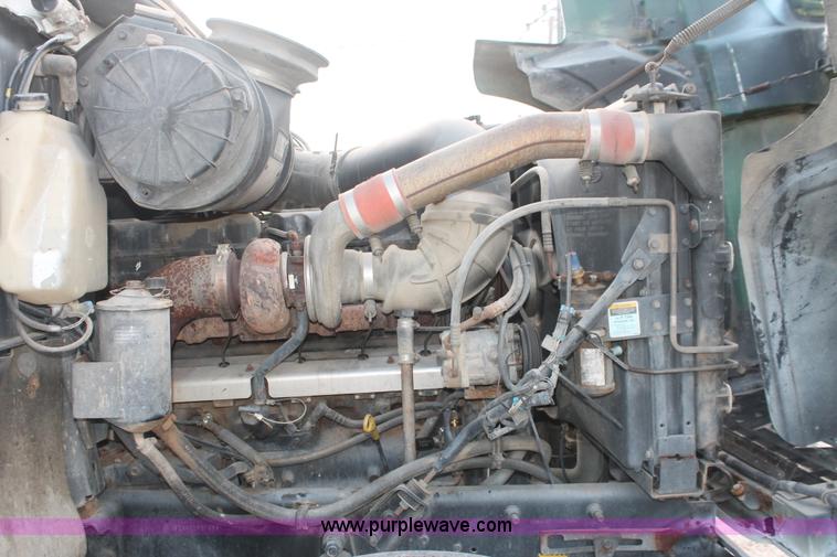 image for item I7911 2000 Mack CH613 MaxiCruise semi truck