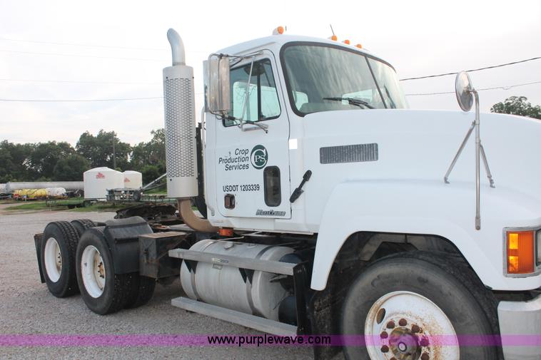 image for item I7911 2000 Mack CH613 MaxiCruise semi truck