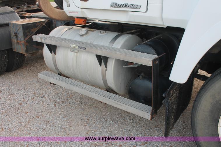 image for item I7911 2000 Mack CH613 MaxiCruise semi truck