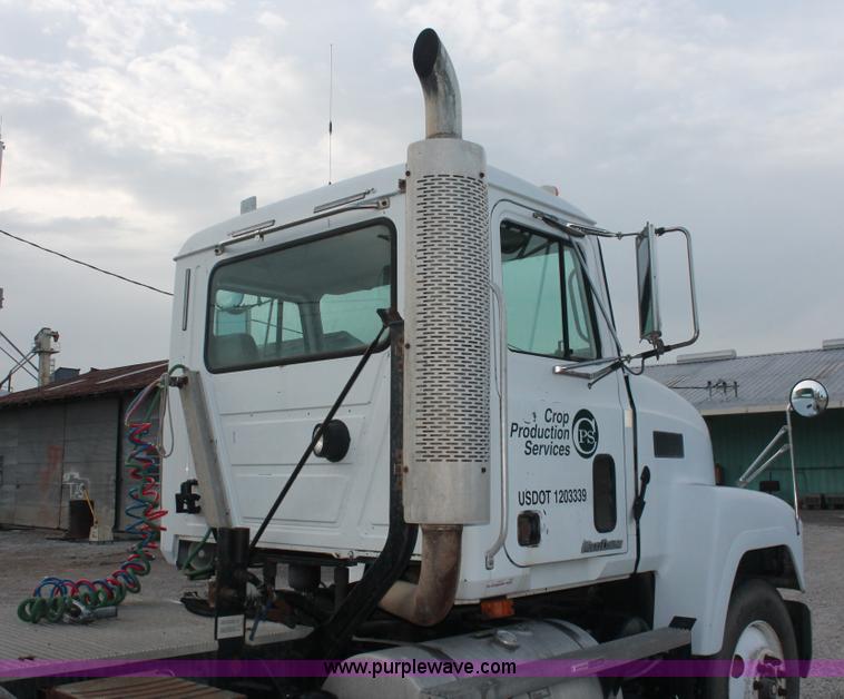 image for item I7911 2000 Mack CH613 MaxiCruise semi truck