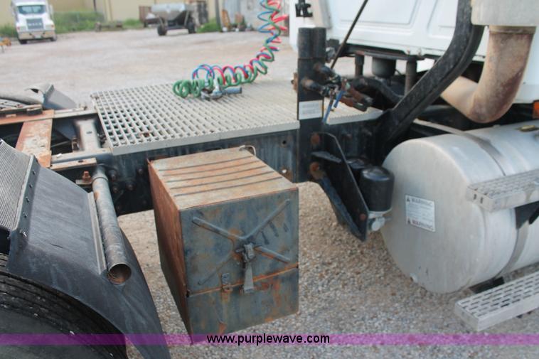 image for item I7911 2000 Mack CH613 MaxiCruise semi truck