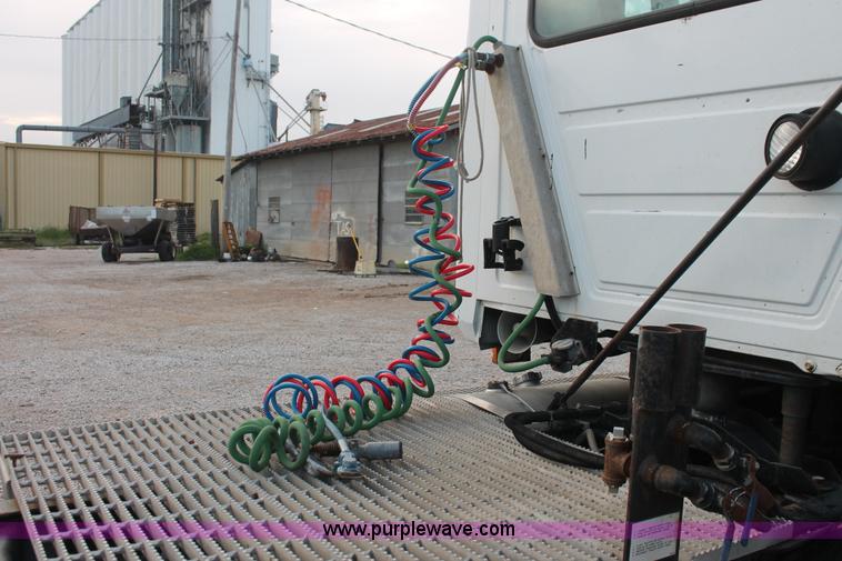 image for item I7911 2000 Mack CH613 MaxiCruise semi truck