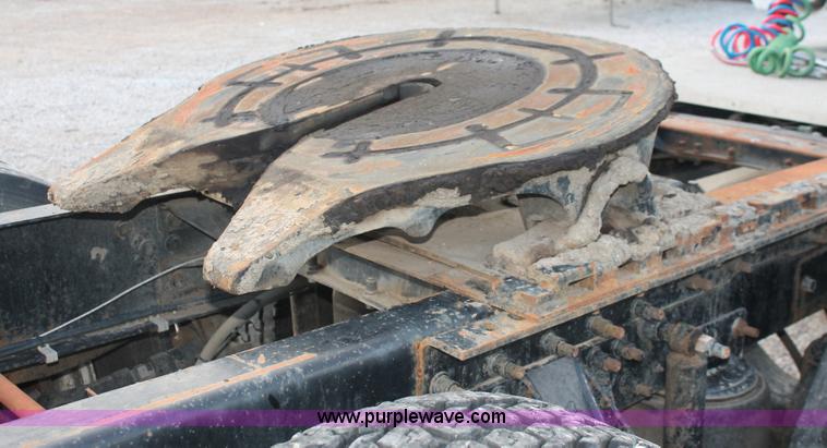 image for item I7911 2000 Mack CH613 MaxiCruise semi truck