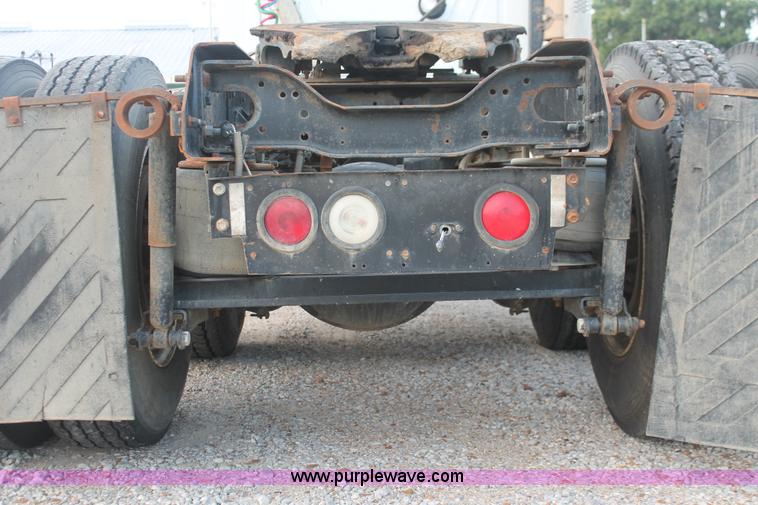 image for item I7911 2000 Mack CH613 MaxiCruise semi truck