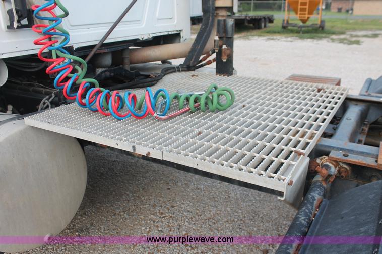 image for item I7911 2000 Mack CH613 MaxiCruise semi truck