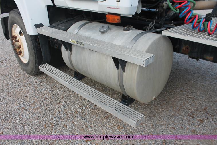 image for item I7911 2000 Mack CH613 MaxiCruise semi truck