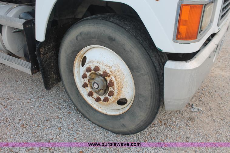 image for item I7911 2000 Mack CH613 MaxiCruise semi truck