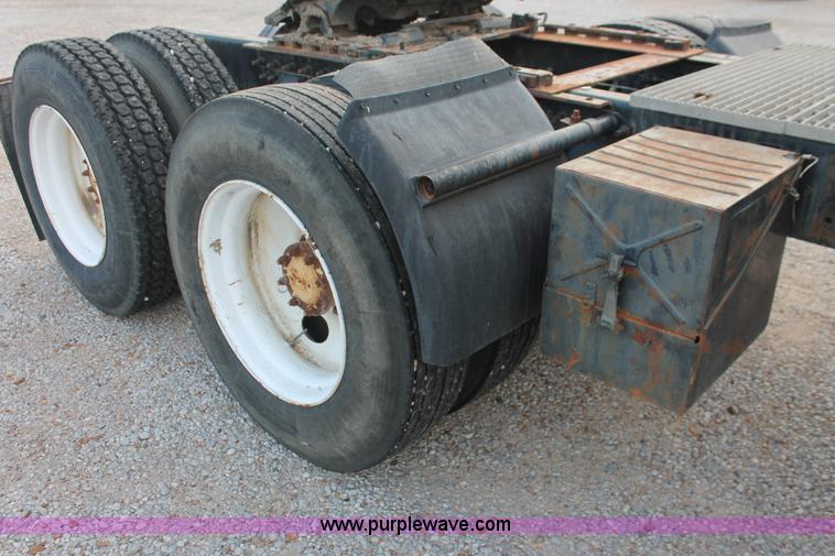 image for item I7911 2000 Mack CH613 MaxiCruise semi truck