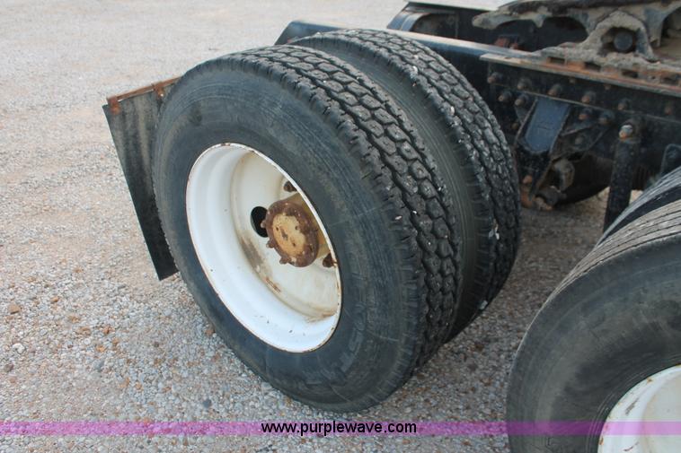 image for item I7911 2000 Mack CH613 MaxiCruise semi truck