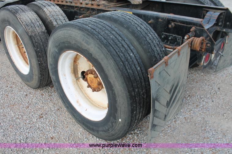 image for item I7911 2000 Mack CH613 MaxiCruise semi truck