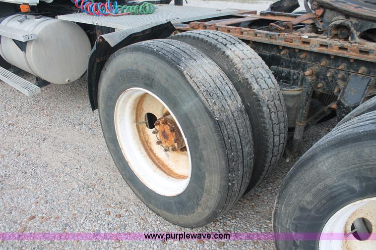 image for item I7911 2000 Mack CH613 MaxiCruise semi truck