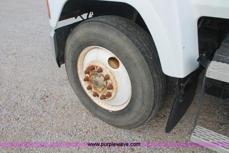 image for item I7911 2000 Mack CH613 MaxiCruise semi truck