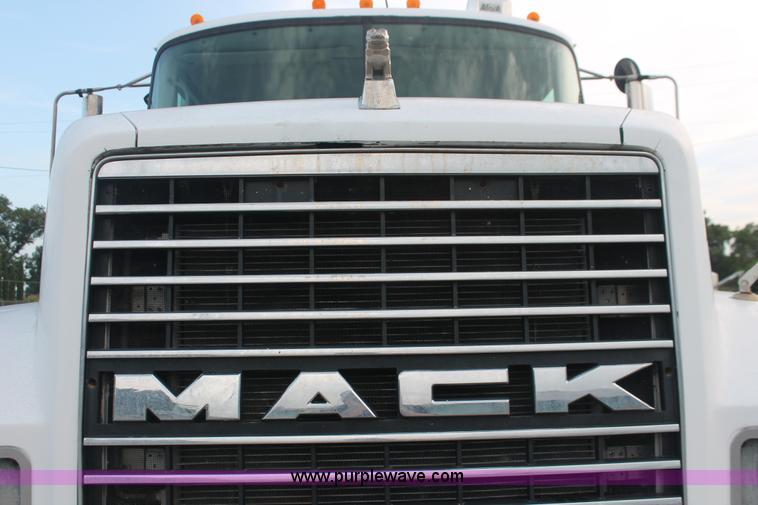 image for item I7911 2000 Mack CH613 MaxiCruise semi truck