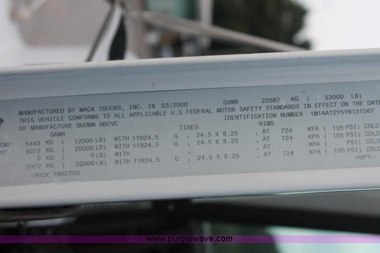 image for item I7911 2000 Mack CH613 MaxiCruise semi truck