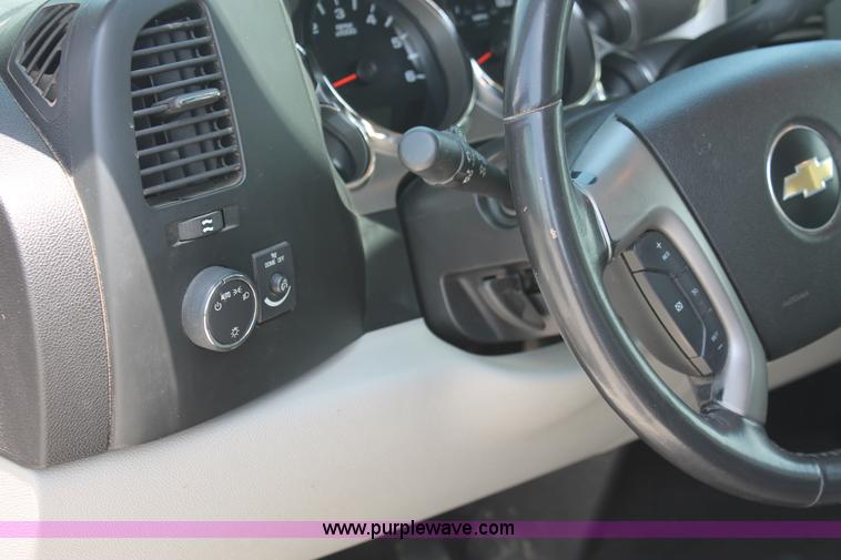 image for item I7916 2009 Chevrolet Silverado 1500 LT Crew Cab pickup truck