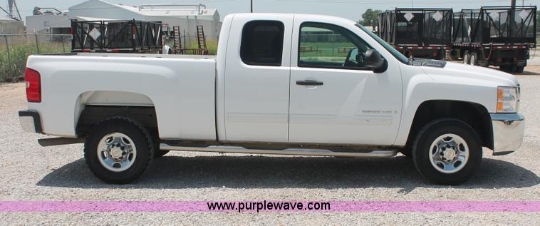 image for item I7917 2009 Chevrolet Silverado 2500HD LT Extended Cab pickup truck