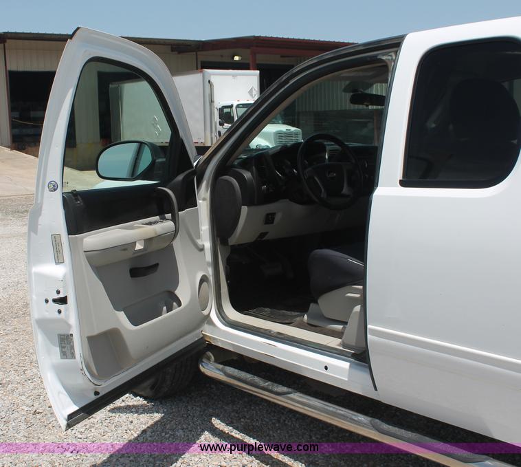 image for item I7917 2009 Chevrolet Silverado 2500HD LT Extended Cab pickup truck