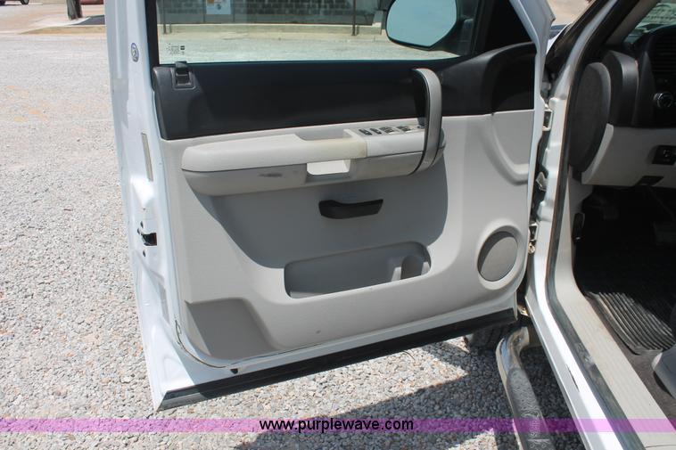 image for item I7917 2009 Chevrolet Silverado 2500HD LT Extended Cab pickup truck