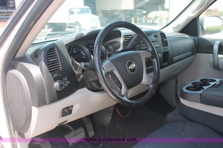 image for item I7917 2009 Chevrolet Silverado 2500HD LT Extended Cab pickup truck