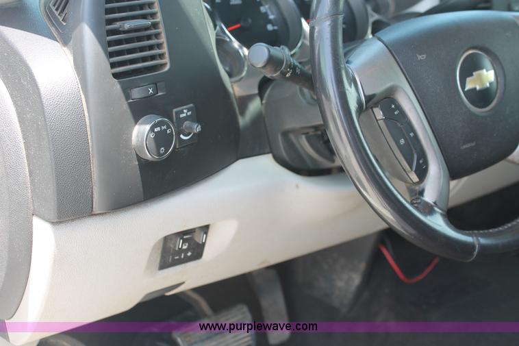 image for item I7917 2009 Chevrolet Silverado 2500HD LT Extended Cab pickup truck