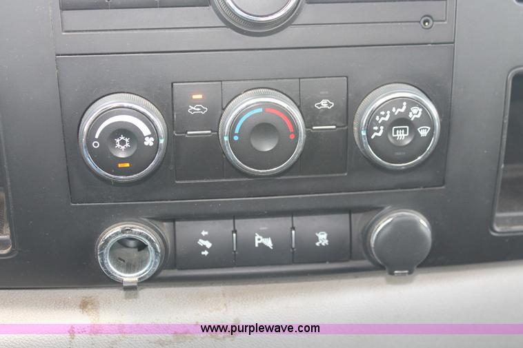 image for item I7917 2009 Chevrolet Silverado 2500HD LT Extended Cab pickup truck