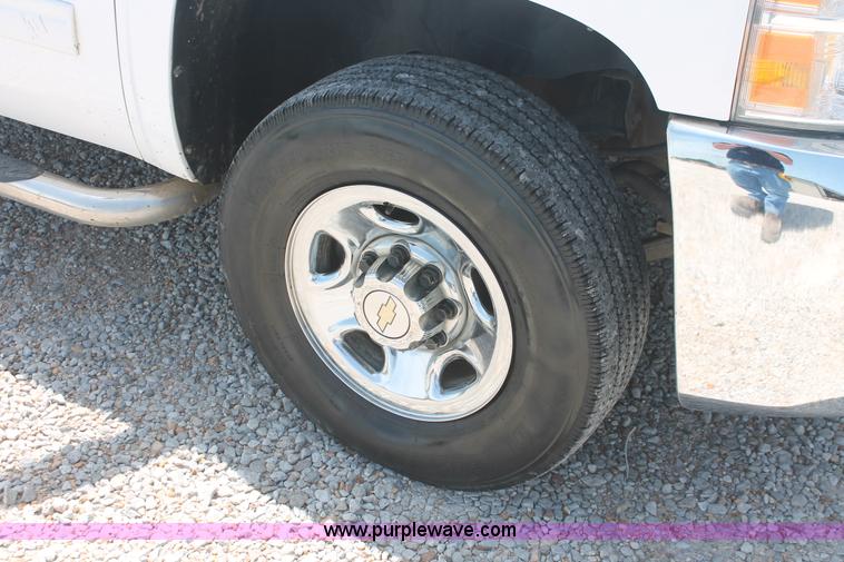 image for item I7917 2009 Chevrolet Silverado 2500HD LT Extended Cab pickup truck