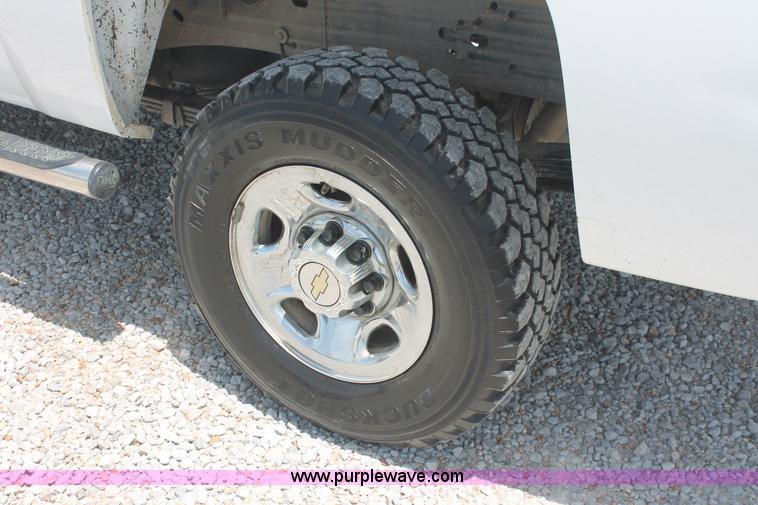 image for item I7917 2009 Chevrolet Silverado 2500HD LT Extended Cab pickup truck