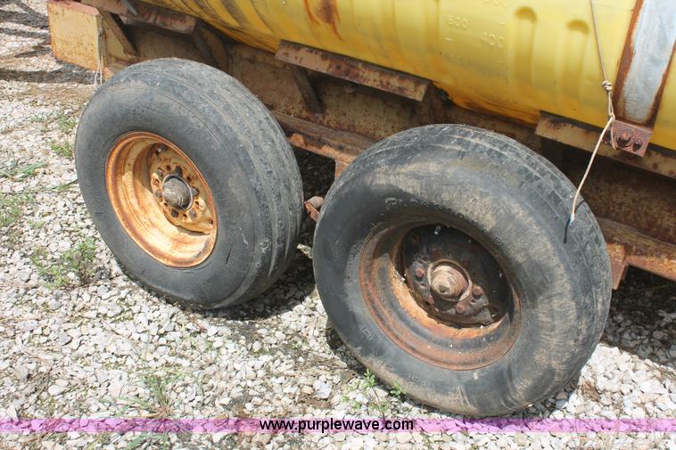 image for item I7926 1,000 gallon liquid nurse trailer