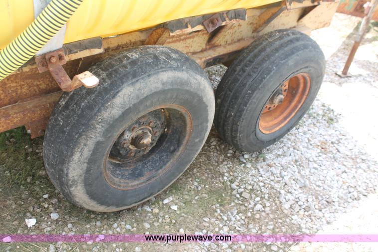 image for item I7926 1,000 gallon liquid nurse trailer