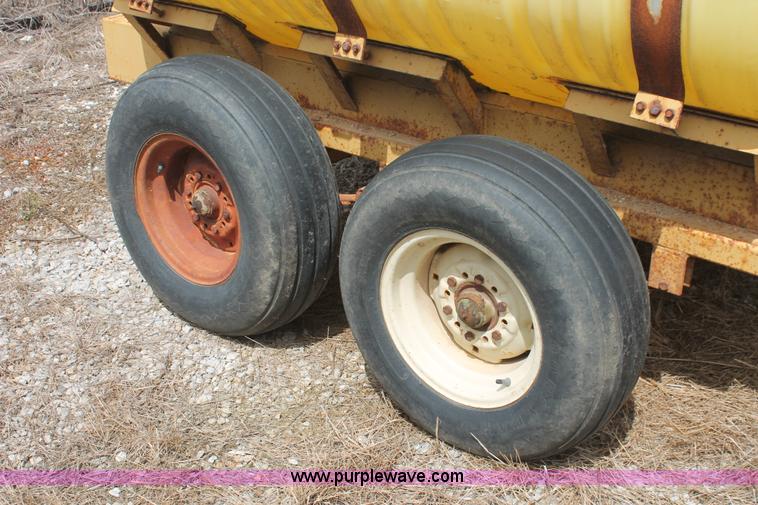 image for item I7927 1,000 gallon liquid nurse trailer