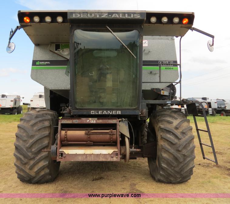 image for item A8582 1989 Gleaner R60 combine