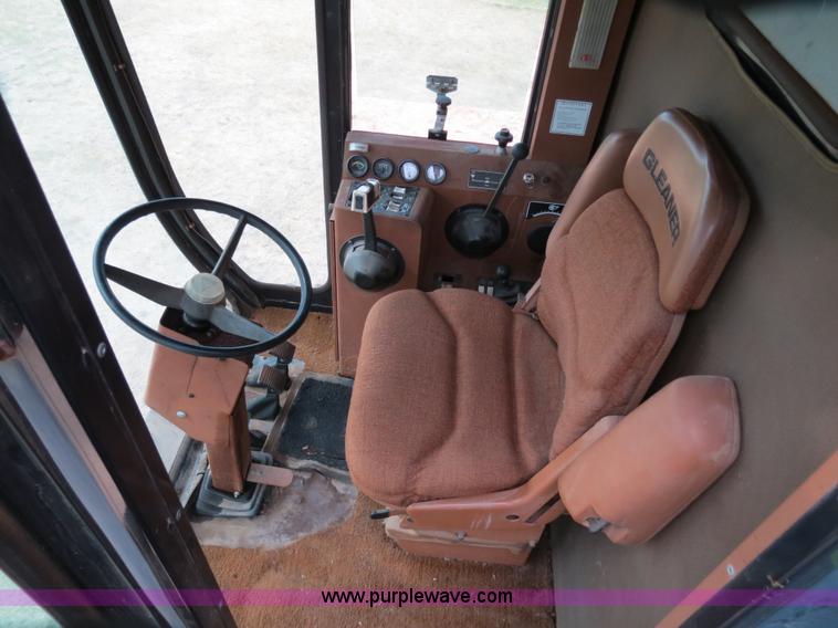 image for item A8582 1989 Gleaner R60 combine