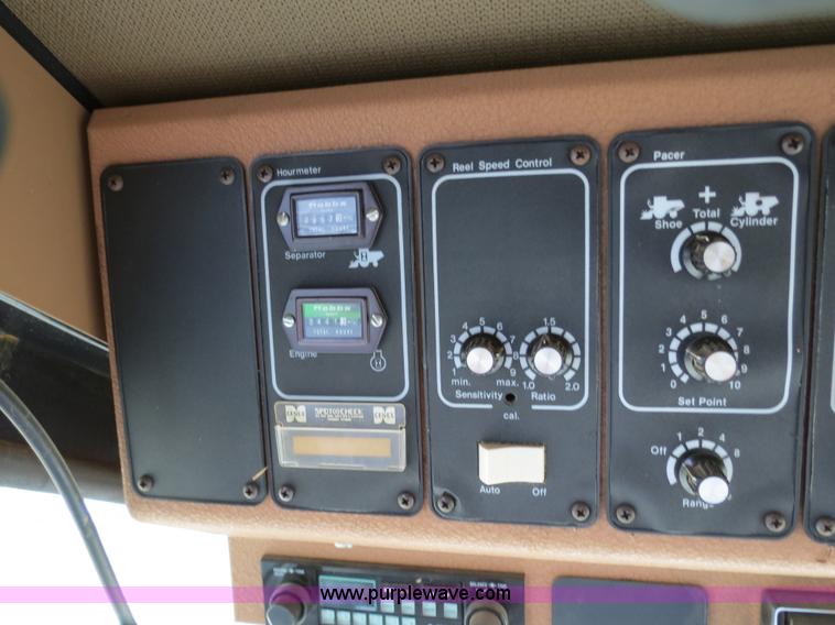 image for item A8582 1989 Gleaner R60 combine