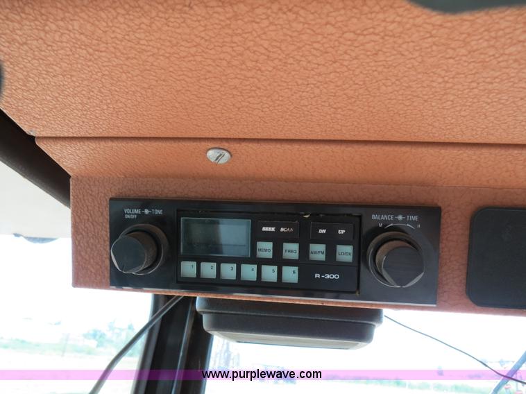 image for item A8582 1989 Gleaner R60 combine