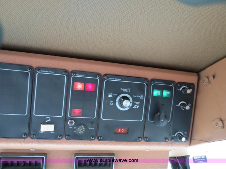 image for item A8582 1989 Gleaner R60 combine