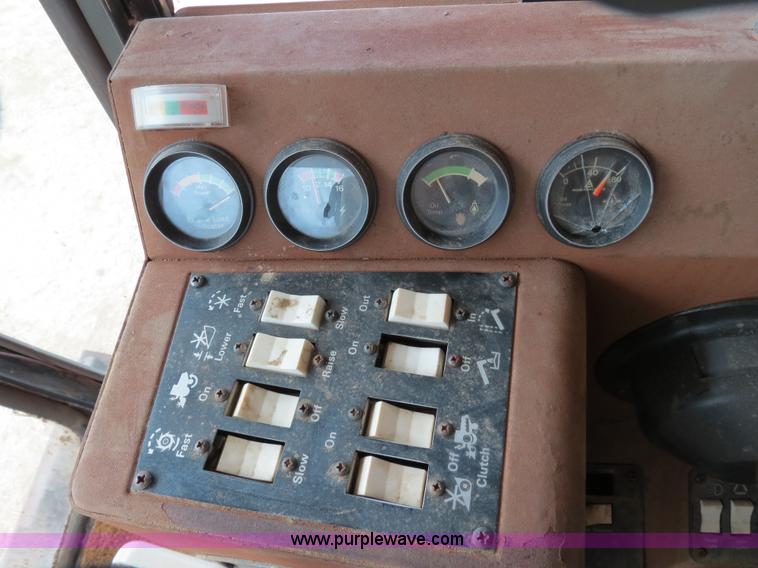 image for item A8582 1989 Gleaner R60 combine