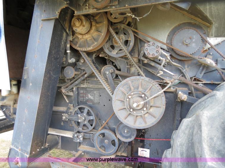 image for item A8582 1989 Gleaner R60 combine