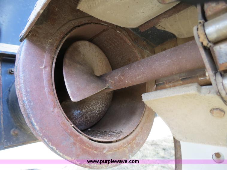 image for item A8582 1989 Gleaner R60 combine