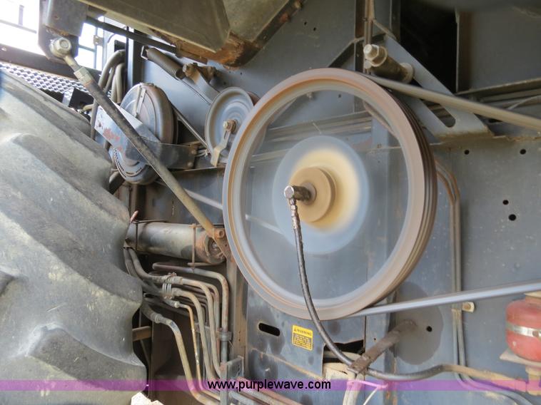 image for item A8582 1989 Gleaner R60 combine